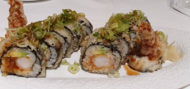 Bask bölgesindeki Donostia San Sebastian 'da bir restoranda Tempura yengeç maki.