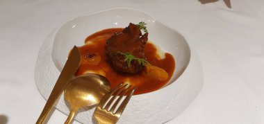 Domates soslu biftek yanakları. 