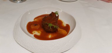 Domates soslu biftek yanakları. 