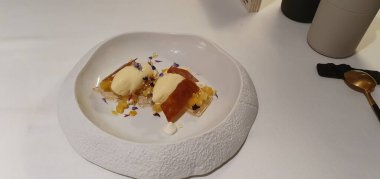 Kahve kremalı ızgara ananaslı dondurma.