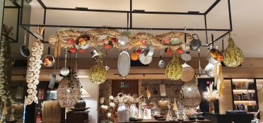 Donostia San Sebastian, Bask Ülkesi, Eylül, 3, 2020: Bask ülkesindeki samimi gastronomik restoran covid-19 coronavirus için uyarlanmıştır.