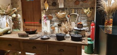 Donostia San Sebastian, Bask Ülkesi, Eylül, 3, 2020: Bask ülkesindeki samimi gastronomik restoran covid-19 coronavirus için uyarlanmıştır.