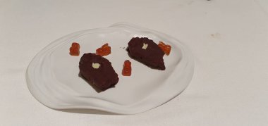 Bask Bölgesi 'ndeki Donostia San Sebastian' da bir restoranda Pacharan jelibonlu çikolatalı kek.