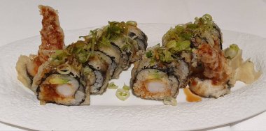 Bask bölgesindeki Donostia San Sebastian 'da bir restoranda Tempura yengeç maki.