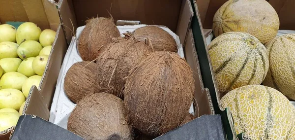 Bask Bölgesi 'ndeki bir pazarda satılık hindistan cevizleri.