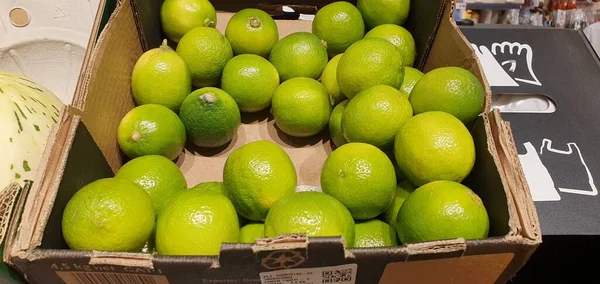 Bask ülkesindeki bir pazarda satılık limonlar