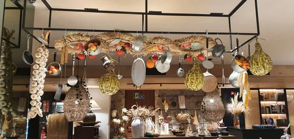 Donostia San Sebastian, Bask Ülkesi, Eylül, 3, 2020: Bask ülkesindeki samimi gastronomik restoran covid-19 coronavirus için uyarlanmıştır.