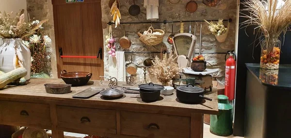 Donostia San Sebastian, Bask Ülkesi, Eylül, 3, 2020: Bask ülkesindeki samimi gastronomik restoran covid-19 coronavirus için uyarlanmıştır.