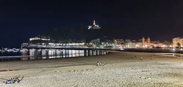 Donostia San Sebastian, Pais Vasco, Eylül, 3, 2020: Donostia San Sebastian 'daki La Concha sahilinin gece manzarası