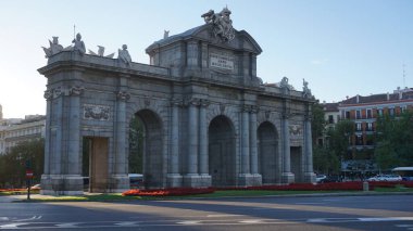 Madrid, İspanya, 7 Eylül 2020: Covid 19 salgını sırasında Madrid 'de Puerta de Alcala manzarası