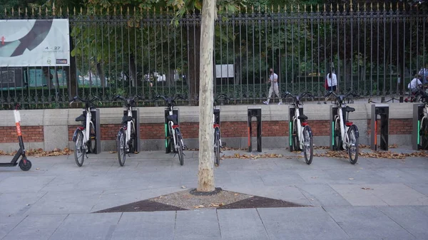 Madrid Espanha Setembro 2020 Estação Recarga Bicicletas Elétricas Lado Parque — Fotografia de Stock