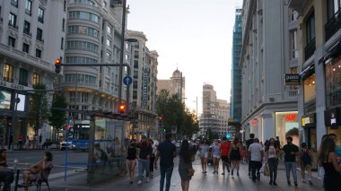Madrid, İspanya, 7 Eylül 2020: Covid-19 salgını sırasında Madrid 'deki Gran Via manzarası