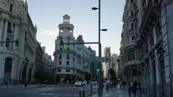 Madrid, İspanya, 7 Eylül 2020: Covid-19 salgını sırasında Madrid 'deki Gran Via manzarası