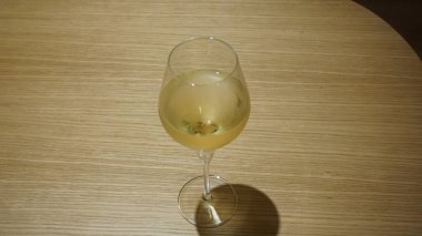 Godello beyaz şarap kadehi açık ahşap bir masada.