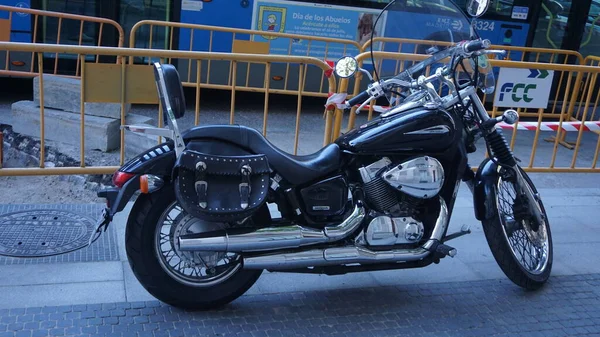 Madrid Spanien September 2020 Stor Förskjutning Motorcykel Parkerad Vaxet Calle — Stockfoto