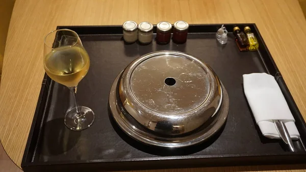 Bir odada şık oda servisi tepsisi