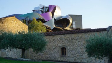 Elciego, Alava, Bask Ülkesi, Eylül, 10, 2020: Marques de Riscal şaraphanesinin manzarası