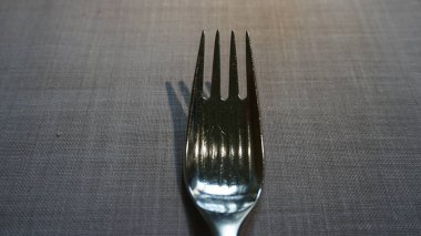 Restorandaki masa örtüsünün üzerindeki çatal.