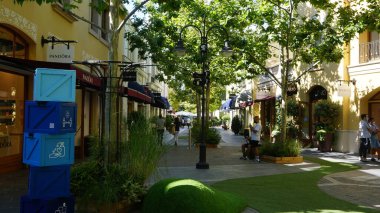 Madrid, İspanya, 9 Eylül 2020: Covid-19 salgını sırasında Las Rozas Köyü manzarası