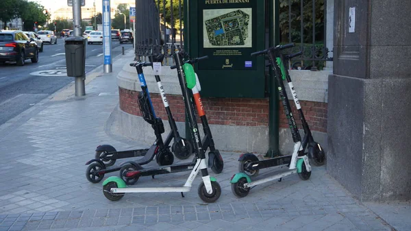 Madrid Espagne Septembre 2020 Scooters Électriques Hors Ligne Sur Trottoir — Photo