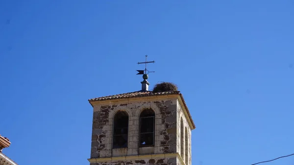 Störche Nisten Glockenturm Der Kirche Garganta Los Montes Einer Stadt — Stockfoto