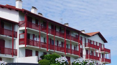 Biarritz, Fransa, 27 Haziran 2020: Aquitaine, Fransa 'daki Bask ülkesinin tipik evi