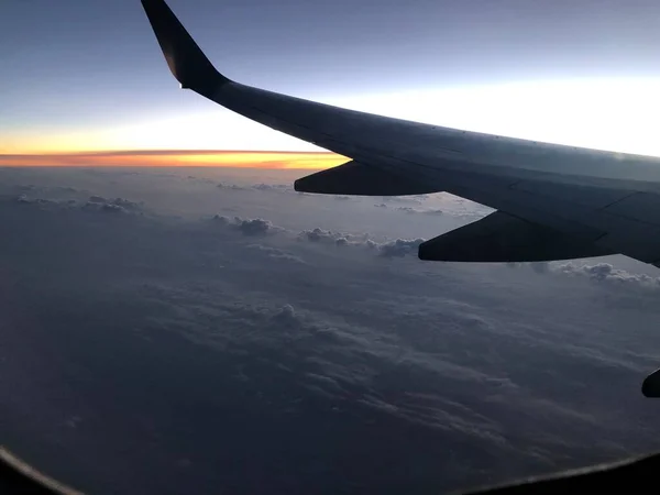 Landskap Flygplansvinge Vid Solnedgången — Stockfoto