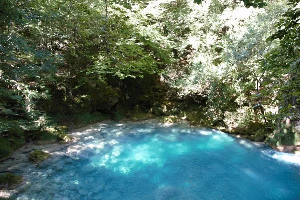 Paisaje Agua Azul Cascada Naturaleza Nacedero Del Urederra Navarra España —  Fotos de Stock