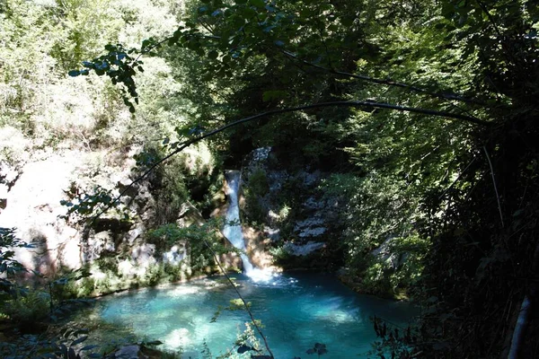 スペイン ナバラ州ナチェデロ ウレンドラの青い水と滝と自然の風景 — ストック写真