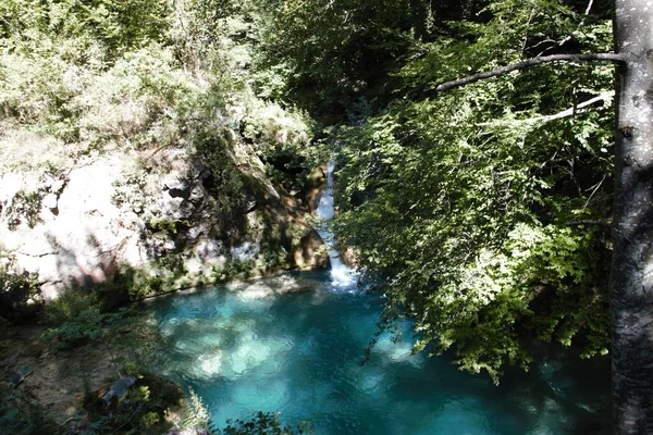 西班牙纳瓦拉Nacedero Del Urederra的蓝水 瀑布和自然景观 — 图库照片