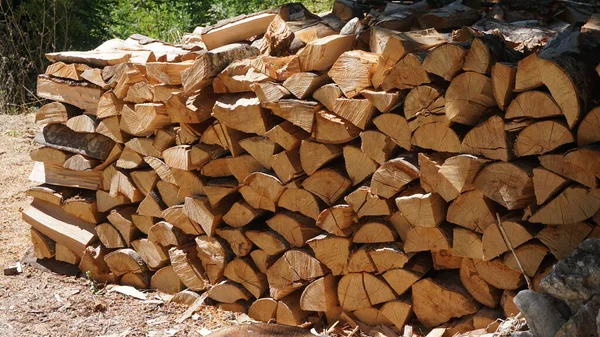 木材や冬の準備ができて積層木の丸太の杭と壁 — ストック写真