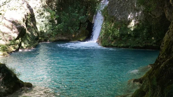 Piccola Cascata Acqua Cristallina Alla Sorgente Urederra Navarra Spagna — Foto Stock