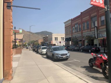 Salida, Colorado, ABD, 19 Eylül 2020: Colorado, ABD 'de Salida' da bir sokakta park halindeki araçlar ve bir motosiklet manzarası