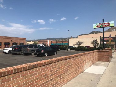Salida, Colorado, ABD, 19 Eylül 2020: Colorado, ABD 'deki küçük bir işletmenin otoparkındaki arabalar