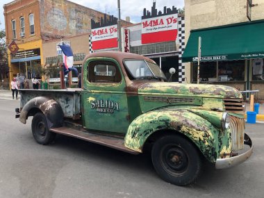 Salida, Colorado, ABD, 19 Eylül 2020: Colorado, ABD 'de bir sokakta eski bir kamyon