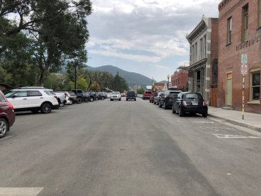 Salida, Colorado, ABD, 19 Eylül. 2020: Colorado, Salida 'da bir caddede arabalar