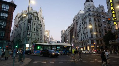 Madrid, İspanya, 7 Eylül 2020: Gün batımında Madrid 'in Gran Via' sında covid-19 Coronavirus maskeli insanlar