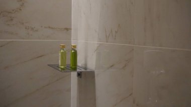 Madrid, İspanya, Eylül, 7, 2020: Madrid 'de bir otel odasında jöle ve şampuan dolu bir raf.