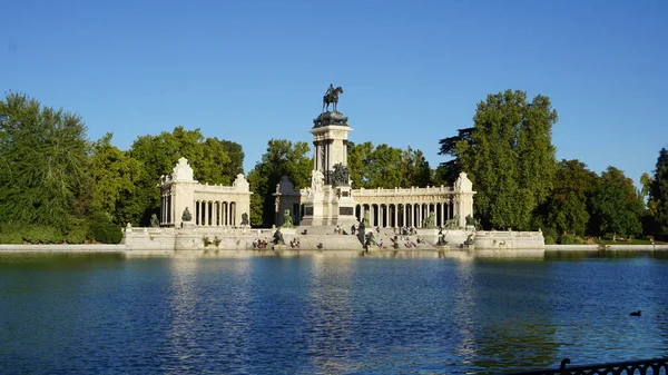 Madrid España Septiembre 2020 Tomando Sol Parque Del Retiro Madrid — Foto de Stock