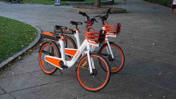 Madrid España Septiembre 2020 Alquiler Bicicletas Eléctricas Entrada Del Parque —  Fotos de Stock
