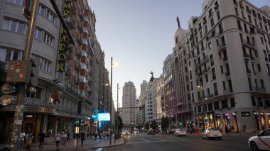Madrid / İspanya - 06 / 18 / 2020: Sokaktaki bir grup insan. İspanya 'da Covid-19 salgınıyla ilgili yeni bir durum var. İnsanlar yeni hayatlarında maske takıyorlar..