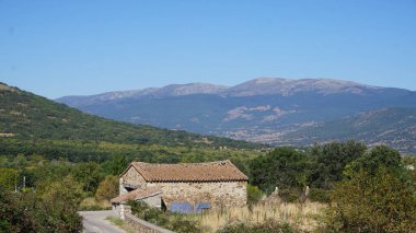 Garganta de los Montes, Madrid, İspanya 'da kır evi olan manzara