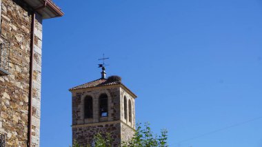 Sierra Norte de Madrid 'deki Garganta de los Montes çan kulesinde leylek yuvası
