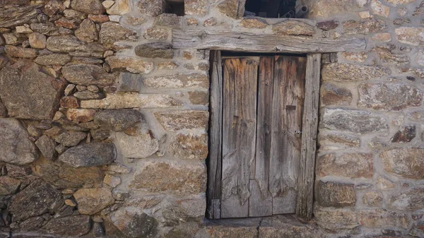 Каменный Фасад Старой Деревянной Дверью Garganta Los Montes Сьерра Норте — стоковое фото