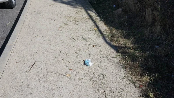 Máscara Usado Deitado Uma Estrada Rural Nas Montanhas Norte Madrid — Fotografia de Stock