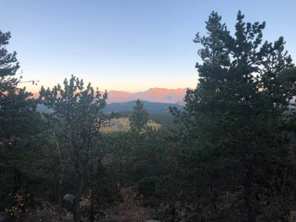 コロラド州ゴールデンゲートキャニオン州立公園の日の出時の山と木の風景米国コロラド州ゴールデンの北西 ギルピンとジェファーソン郡に位置しています — ストック写真