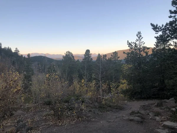 コロラド州ゴールデンゲートキャニオン州立公園の日の出時の山と木の風景米国コロラド州ゴールデンの北西 ギルピンとジェファーソン郡に位置しています — ストック写真