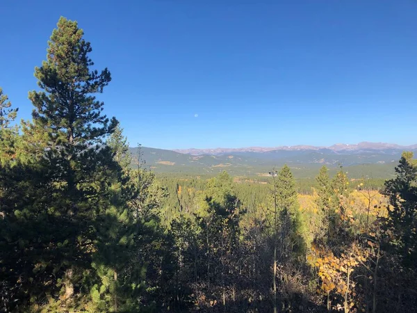 コロラド州ゴールデンゲートキャニオン州立公園の展望台から見た木々や山の風景 — ストック写真