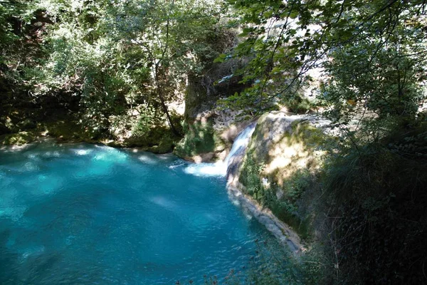 Paisaje Del Nacedero Del Urederra Aguas Cristalinas Rocas Calizas Navarra —  Fotos de Stock