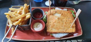 Restoranda servis edilen jambon ve peynirli sebzeli shanwick.